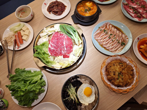 生活情報.tw-🍖 高雄韓式烤肉新指標｜高麗園PLUS夢時代店正式開幕！韓式吃到飽、銅盤烤肉、