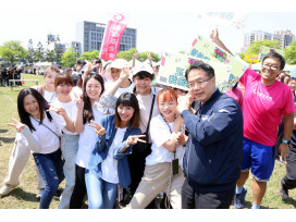 南市辦趣味競賽協助300社工紓壓黃偉哲頒感謝狀表揚付出溫暖社會 南市辦趣味競賽協助300社工紓壓黃偉哲頒感謝狀表揚付出溫暖社會