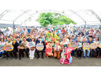 高雄鳳荔季大樹姑山倉庫熱鬧登場 陳其邁大讚金鑽鳳梨及玉荷包是