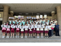 左營戶政化身快遞高手 將首張身分證直送校園