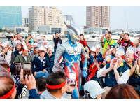 超人力霸王帥氣降臨愛河灣　陳其邁攜手城市超人一同進場 宣布「