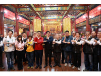 陳其邁展開新春祈福行程 傳遞新年祝福 民眾熱情帶超人力霸王公