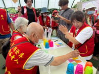 百歲人瑞牽手老伴逛市集  緊緊握住真愛