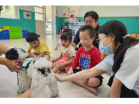 我們是好朋友 「毛」老師療癒慢飛天使