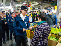 關心春節前農產品供應情形　陳其邁清晨巡訪鳳山、高雄果菜批發市