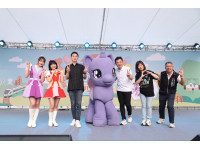 全台首座 5 公尺「彩虹小馬」降臨台中夏綠地 新聞局長攜手Y