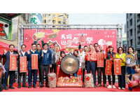 「2026高雄過好年」系列活動三鳳中街熱鬧開跑 陳其邁首日發送「超人精神 一馬當先」開運小紅包向市民拜早年