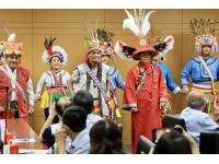 原民總頭目為市長穿戴傳統服飾　陳其邁：體驗原民文化之美　邀民