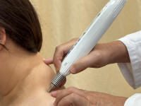 中醫針灸邁入無痛新時代 林森院區導入雷射療法守護市民健康