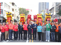 《高雄過好年系列活動》三鳳中街率先登場 陳其邁向市民發送蛇來