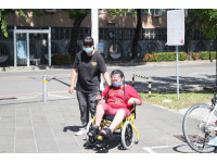 腳踏式輪椅助攻 身障者走入社區