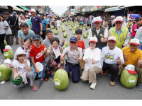 屏東佳冬端午封街立西瓜  880顆瓜齊立超壯觀