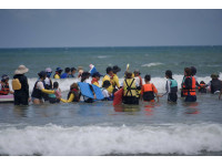 親子同樂學水安 海口沙灘掀起夏日新風景  屏縣府攜手高科大推