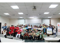 感恩節身障青年獻畫作  回望一年成長軌跡