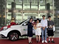 化思念為大愛 趙舜昊、陳惠敏捐贈服務專車守護高雄長者
