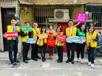 7旬孝女照顧失智雙親  永慶房產集團送年禮與紅包傳祝福