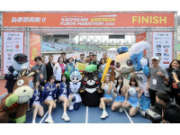 2026高雄富邦馬拉松開跑 陳其邁身穿恐龍裝參加趣味競賽 邀