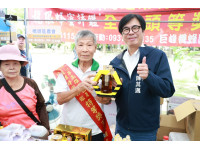 陳其邁頒發蜂蜜界奧斯卡獎　開箱推薦大崗山龍眼蜂蜜文化節優質農