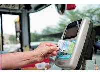 屏東縣敬老卡114年升級後  第4季8,000人申辦，使用率