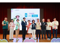 頒發「母親節美力媽媽」獎項 陳其邁感謝母親無私奉獻 持續推動