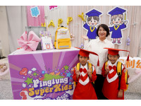周春米縣長為幼兒園畢業生揹上書包 祝福小一新生踏上學習旅程