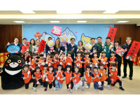 開箱新春小物與超人力霸王提燈 陳其邁祝福市民「馬」上幸福