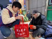 歲末送暖迎立春 王家梁夜訪弱勢送年禮  力挺人安寒士吃飽30