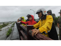 山陀兒颱風來勢洶洶 恆春半島入夜風雨增強  縣長周春米：嚴加