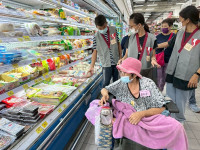 【大手牽小手 相揪購物趣】  青年志工陪伴獨居長輩溫馨購物日