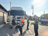 自用大貨車違規載貨營業安捏母湯喔~依法重罰80萬並吊扣雙照