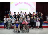 智青攜手銀髮族 粉彩創作共慶榮家六六年