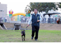 南市東區竹篙厝寵物友善公園完工啟用黃偉哲帶愛犬黑妞奔跑同樂