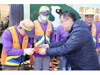 黃偉哲農曆年前慰勞清潔隊員 感謝堅守崗位維護市容