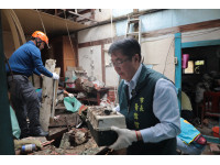 黃偉哲訪視後壁區挽袖協助復原家園感謝志工齊心協助家園重建