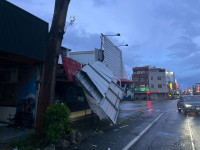 颱風過後臺東縣府呼籲道路通行時請多注意危險廣告物避免意外發生