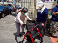 黃偉哲推廣輔具暖心維修守護行動安全南市災後首場輔具清消高齡長