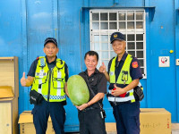 台東珍和記老闆致贈西瓜慰勞大武警長年付出清涼解暑更暖心