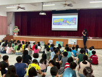 池上警所長入校園用漫畫簡報宣講交通安全月、反毒、反詐騙及反霸