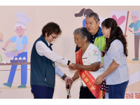 台南市社區照顧關懷據點志工表揚暨「鬥陣來呷菜」頒獎黃偉哲感謝
