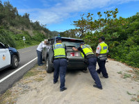 旅客誤入南田沙地受困，達仁警攜手恆春警熱心相助