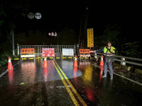 關山南橫警協助公路單位防範颱風災害通報道路落石即時移除護交安