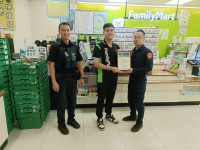 超商店員機警聯合警方攔阻新臺幣1萬7千元