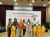 社會局贈永福國小身心障礙者繪本黃偉哲盼透過教育扎根平權理念