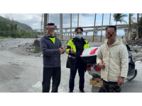 機車誤陷沙地動彈不得，金崙警合力助民眾脫困