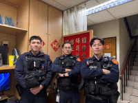 「不要—！」警化英雄零秒伸手　及時拉回輕生婦人