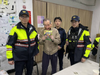 九旬翁寒夜迷途　中正一警獻出「總統府限定乖乖」助長者平安返家
