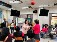 南市府走訪關懷據點致贈「金馬伍吉」紅包，與長者同歡