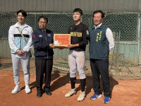 臺南續寫臺韓基層棒球交流篇章黃偉哲致贈能量飲鼓勵選手揮棒築夢