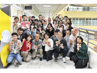 嘉義市長黃敏惠分送春節紅包祝福同仁「粉紅超馬幸福加碼」迎新年