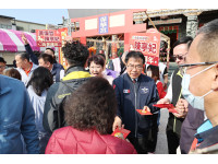 初二回娘家黃偉哲馬不停蹄參拜祈福、發放小紅包與民同慶